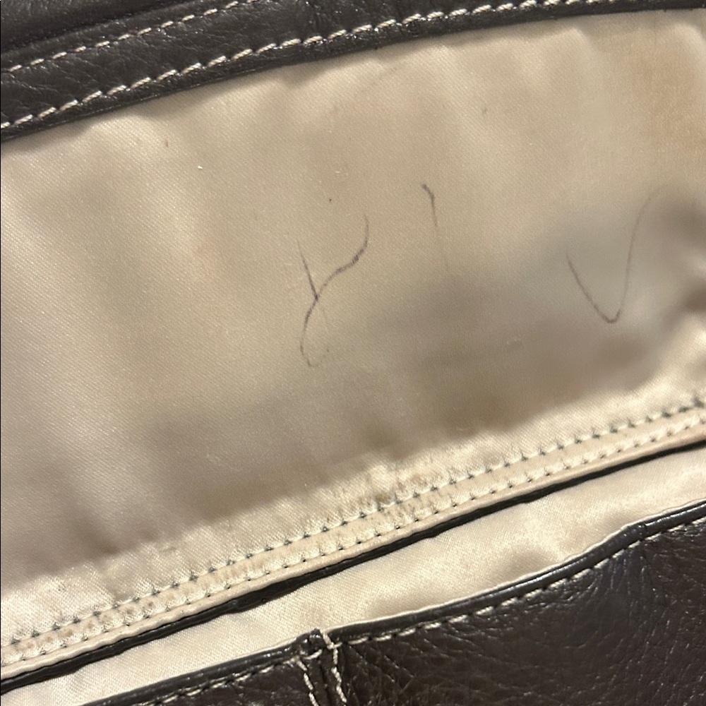 Elegant Black Leather Shoulder Bag - Picture 9 of 10